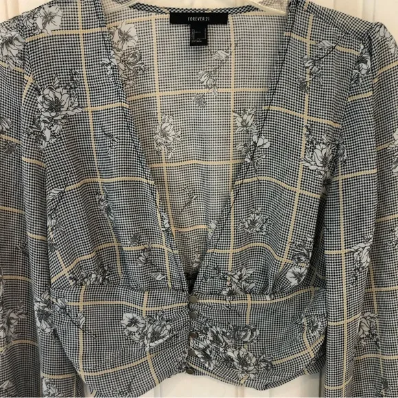 Forever 21 blouse, long sleeves with elastic bottoms, v-neck, elastic waist, SzS - Picture 2 of 11